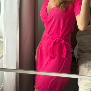 Helt ny knytklänning i linnemix - Helt ny med tags, från Carin Wester i riktig Barbie rosa färg. Linne mix. Fin till sommaren.