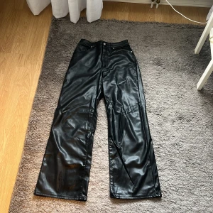 Skinnbyxa - Svarta skinnbyxor från hm i storlek 36. Något utsvängda nertill, sitter vädkigt fint på benen! 