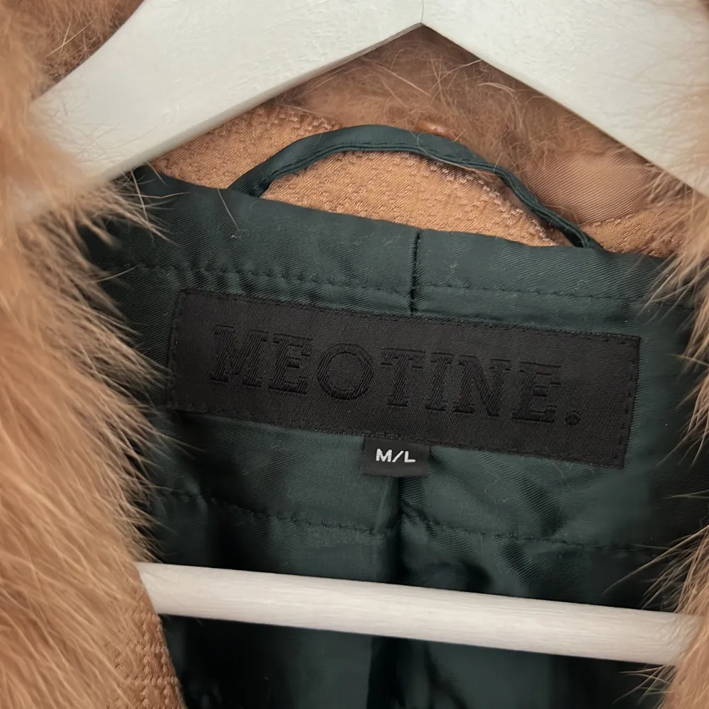 Meotine ”Charlie Jacket” i färgen Camel. Använd vid fåtal tillfällen. Storlek M/L. Helt slutsåld i alla storlekar på hemsidan (Meotine.se) Använd gärna ”köp nu” funktionen😊. Jackor.