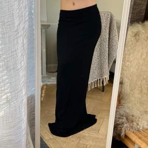 Säljer min jättefina långkjol som är för lång för mig. Måttet är 110 cm raklång 💕Aldrig använd, hade tänkt sy upp den. Funkar både som low waist och high waist  🥰 en liten slits på baksidan och mjukt material. Passar till typ allt ❤️