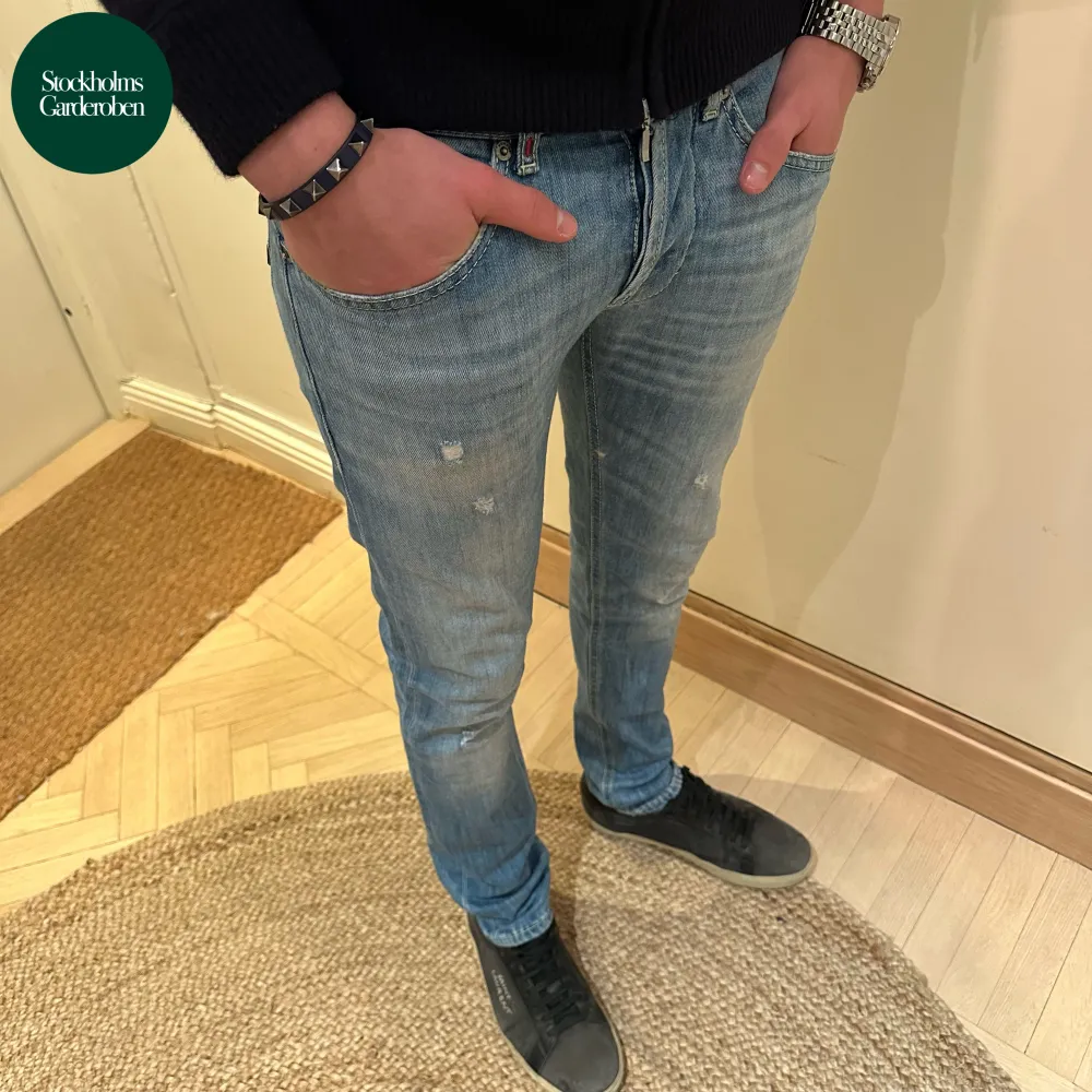 George Jeans från Dondup | Storlek: 32 (sitter mer som 31) - Skicket på jeansen är väldigt bra utan defekter - Vårat pris: 1,049kr - Nypris: 3,399kr - Modellen är 184cm och väger 70kg (jeansen sitter för tajt i midjan på honom). . Jeans & Byxor.
