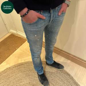 George Jeans från Dondup | Storlek: 32 (sitter mer som 31) - Skicket på jeansen är väldigt bra utan defekter - Vårat pris: 1,049kr - Nypris: 3,399kr - Modellen är 184cm och väger 70kg (jeansen sitter för tajt i midjan på honom). 