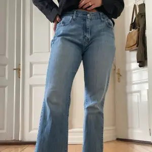 Jättefina ljusblåa jeans från Levi’s i bootcut modell  Waist 31 