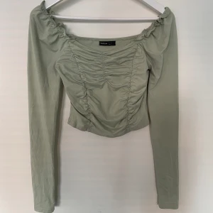 Tröja - Grön långärmad tröja i storlek s. Fint skick, färgen är lite mer grön är vad bilden visar :) 