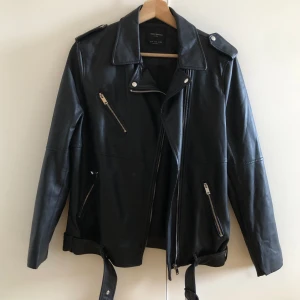 Skinnjacka svart från zara med asymmetriskt dragkedja - Skinnjacka svart från zara i storlek s Aldrig använd och i väldigt bra skick