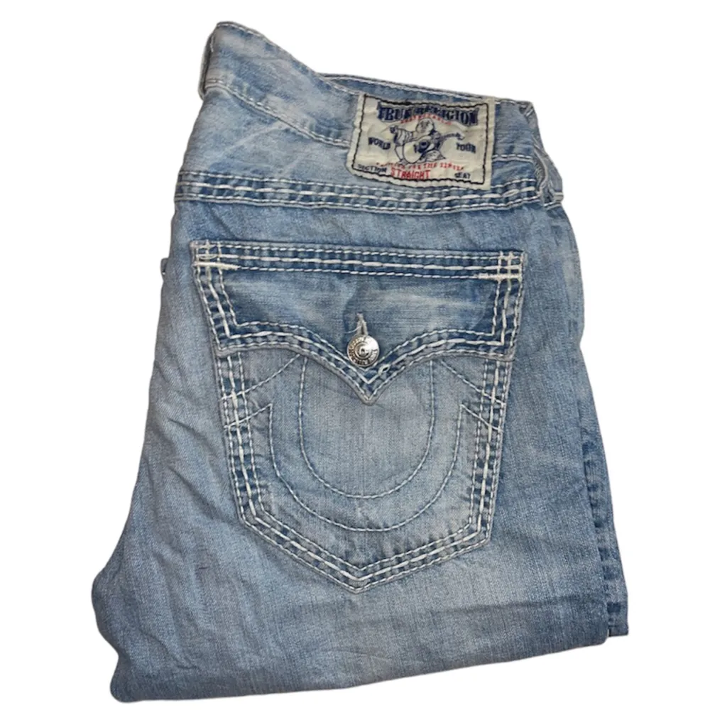 True Religion jeans Straight fit Triple stitch. W36 [Ytterbenslängd 108cm] [Innerbenslängd 83cm] [Midja 47cm] [Benöppning 23,5cm]. Jeans & Byxor.