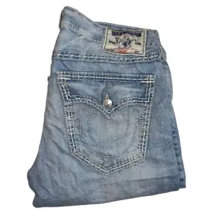 True Religion jeans Straight fit Triple stitch. W36 [Ytterbenslängd 108cm] [Innerbenslängd 83cm] [Midja 47cm] [Benöppning 23,5cm]