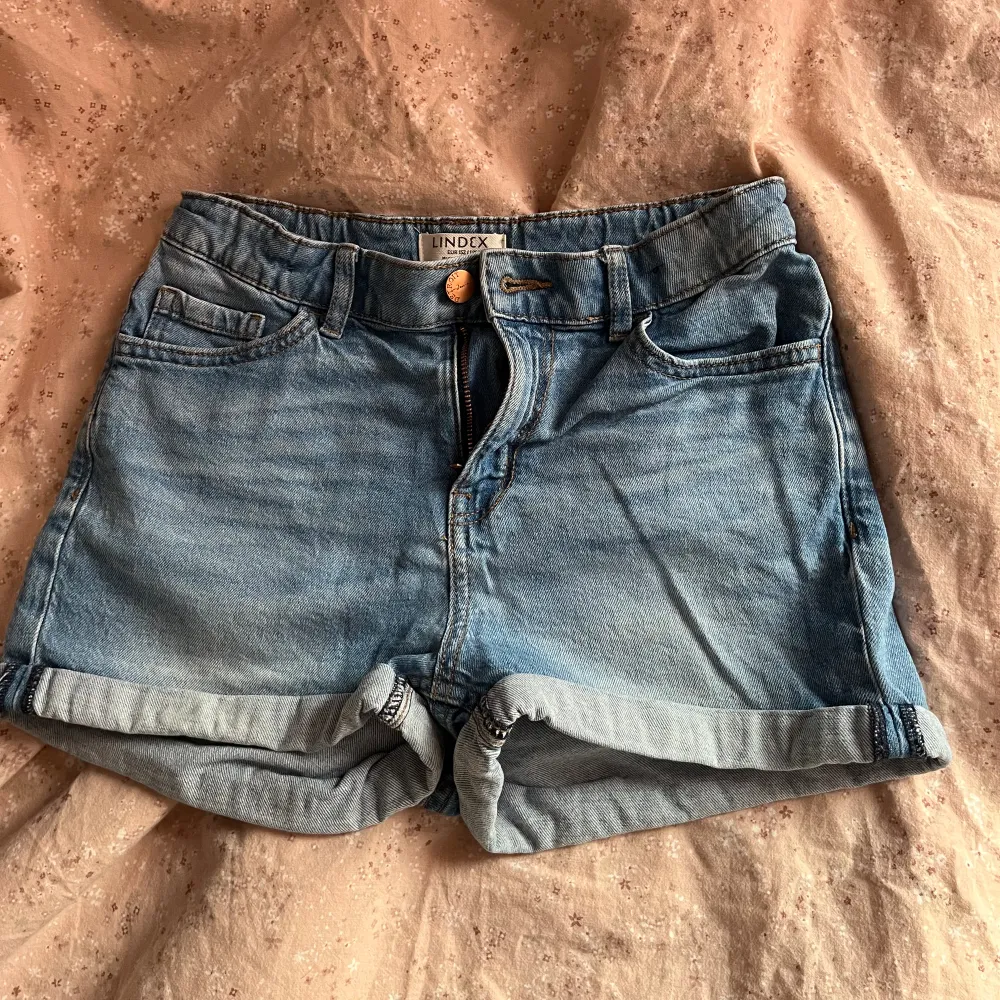 Fina jeansshorts! De är använda men fortfarande bra skick☺️Stl 152 vilket motsvarar xs. De är justerbara i midjan. Fråga om du undrar nåt🫶🏻. Shorts.
