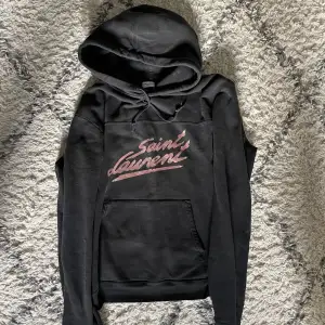 Snygg saint Laurent hoddie i stolek L passar bäst på dom som bär s-m vanligtvis. Inga defekter och i mycket bra skick