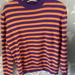 Zara Tröja medium bomull/polyamid/kashmir - Zara  Långärmad i bomull/polyamid/kashmir Randig i lila /orange Storlek Medium 
