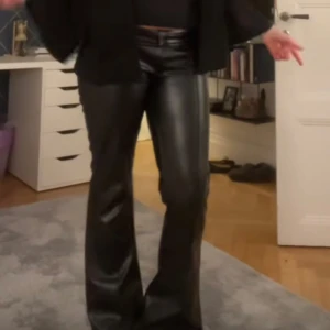 Skinnbyxor  - Säljer dessa slutsålda tendiga skinnbyxor. Dom är lågmidjade och bootcut(utsvängda där nere) sjukt fina och passar till allt!💕 passar 36 och 38!💕super bra skick! 