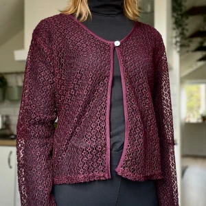 Kofta - Supergullig lila kofta som tyvärr aldrig kommit till användning. Från Fashion Bug men köpt på Beyond Retro 💛 står ej storlek men skulle säga att den passar XS-L/XL beroende på hur man vill att den ska sitta ✨