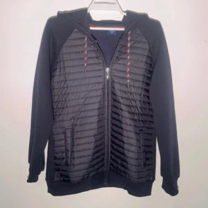 Cardigan jacka - Tommy Hilfiger cardigan jacka | Prisvärd och Felfri ✅ | passar S (jag har s) | Har du en fundering skicka PM ⚠️ | Allt kan diskuteras