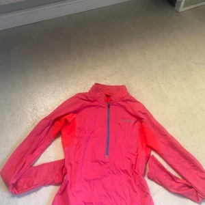träningströja  - superskön träningströja, kommer aldrig till användning därför jag säljer. storlek 34(xs) men passar även 36(S). kom privat vid behov av fler bilder 💗