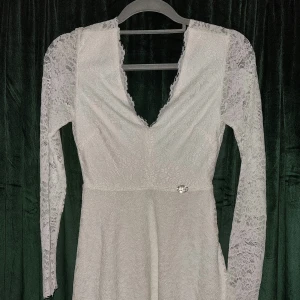 Klänning  - Fin vit oanvänd spetsklänning från Chiara Forthi, Milano.  Aldrig använd,  lappen sitter kvar.  