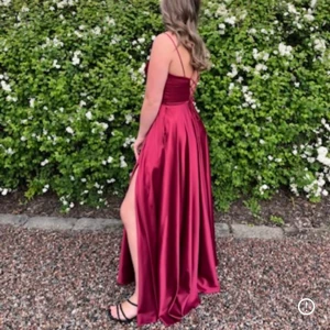 Fin Balklänning - Jättefin balklänning köpt i en fin butik med riktiga balklänningar Märket på sista bilden Endast använd 1 gång på min bal Väldigt fint skick i riktig polyester och siden Storleken är lite oklar då en är figursydd men passar mig som brukar ha 36/ 38