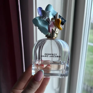 Marc jacobs parfym - Säljer min marc jacobs parfym då jag har många andra jag använder 💕Flaskan är 50 ml men skulle gissa att det är ca 1/3 kvar 
