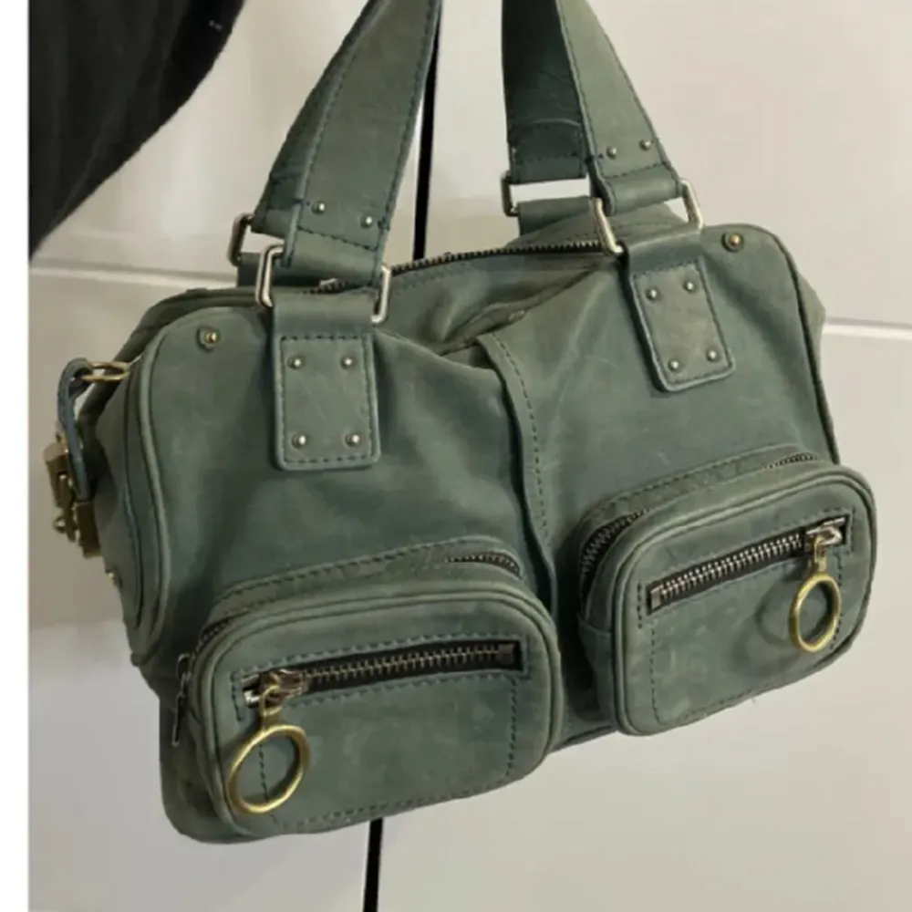 Chloe Paddington väska köpt på Vestiaire förra året för ca 1500kr men inte kommit till användning för har så mycket andra väskor. Färgen är turkos men vissa säger att den ser grön eller blå ut. Pris kan diskuteras 🩷. Väskor.