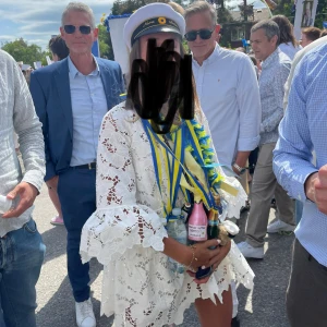 Den perfekta studentklänningen - En otroligt fin och kvalitativ studentklänning, helt perfekt, trekvarts ärmar, fin längd, superbra fint tyg!!!!! Älskade denna och kände mig otroligt fin i den. Köpt på NK från märket Self-portrait. Nypris var 5500 samt att jag skräddarsytt den 2 ggr