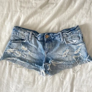 Lågmidjade shorts med slitningar - Köptes här på plick men var tyvärr för stora för mig så jag säljer vidare. De är i gott skick!! Tryck gärna på köp nu💘