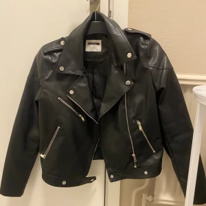 Skinnjacka  - Super snygg skinnjacka från Veromoda! Bra skick och säljs då den inte använts💞kan tänka mig sänka priset vid en snabb affär!