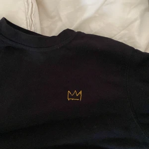 Hov1 tröja - En hov1 sweatshirt med kronan i guld på sidan i jättebra skick! 