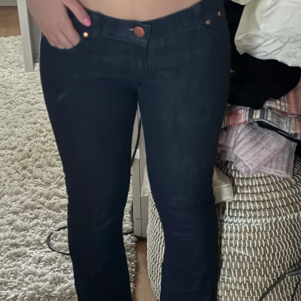 Straight jeans från Victoria Beckham, i storlek 27/24, skulle säga att de sitter som en xs! Använda fåtal gånger  Midjemått: 39 Innerbenslängd: 79. Jeans & Byxor.