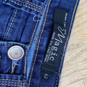 Byxor  - En typ av bootcut byxor, jätte fin och knappt använd🙏🏻❤️