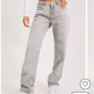 Jeans  - Super fina jeans som aldrig kommit till användning! Jätte fint skick.💕 (Lånade bilder)