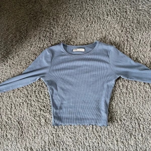 Blå tröja  - Säljer denna blåa tröja från pull and bear för att jag inte använder den längre. Den är väldigt bra sick. Skriv om ni har några frågor eller vill ha fler bilder. :) 