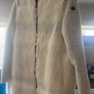 Pälsjacka  - Säljer denna ascoola jacka med päls fram och bak, perfekt nu till våren då den är tunnare, extremt bra skick och inköpt för 3000