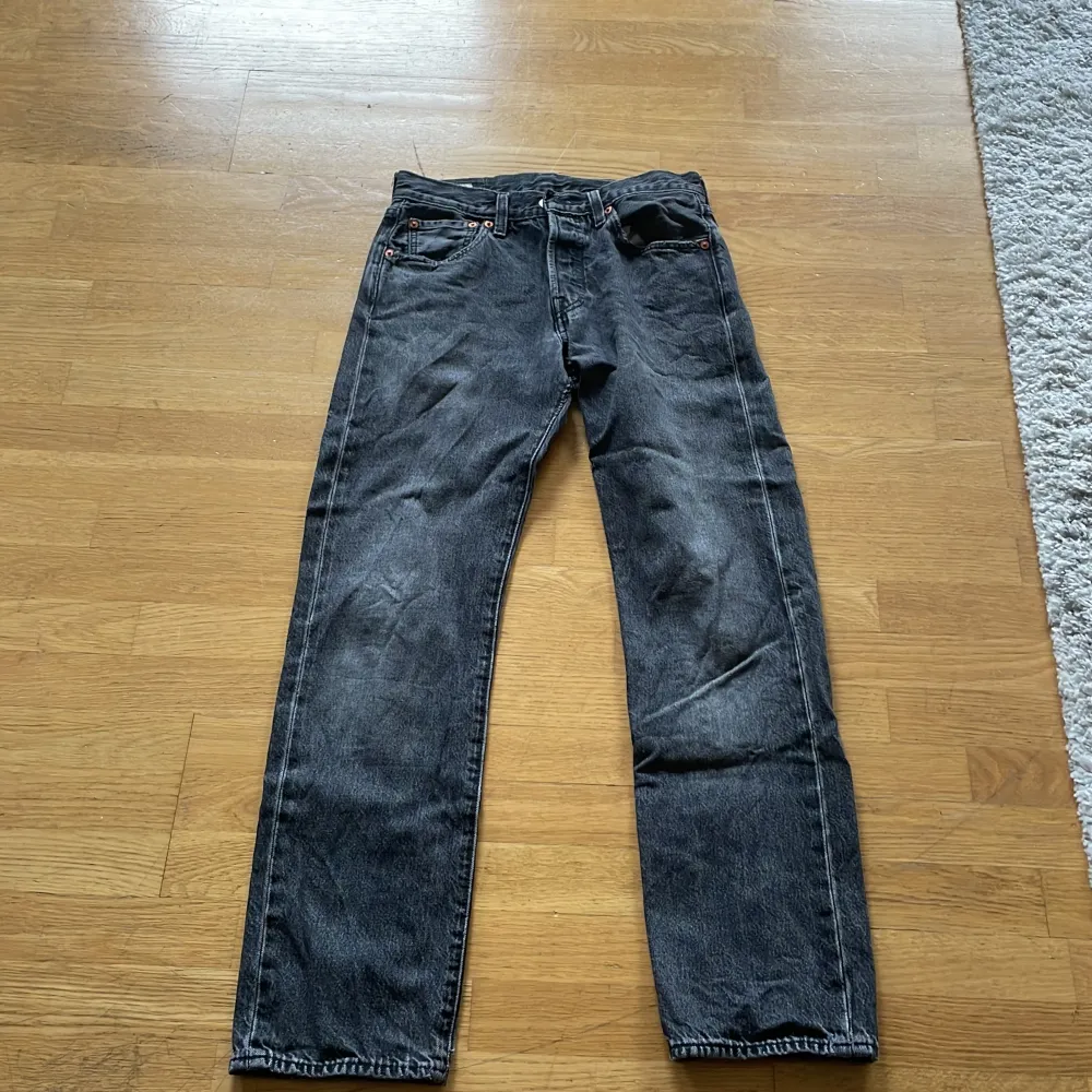 Säljer mina Levis jeans för att de är för små. Jeansen är i bra skick, det är bara att skriva vid funderingar och köpare står för frakt.  Nypris: 1100kr. Jeans & Byxor.