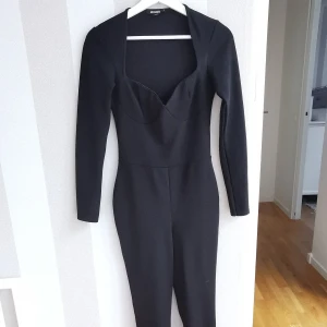 Jumpsuit/byxdress - Använd max 3 gånger. Tajt modell. Sömmen är på G att gå upp ytterst lite, se bild 3