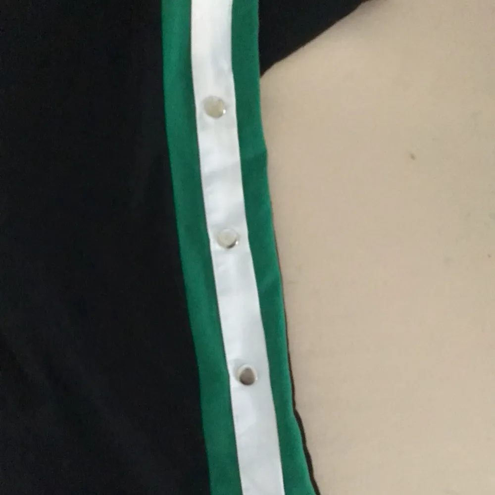 Säljer dessa byxor som inte kommer till användning. Gröna och vita vid sidan av byxorna (se på bild) finns även knappar (se oxå på bild) stl M. Jeans & Byxor.