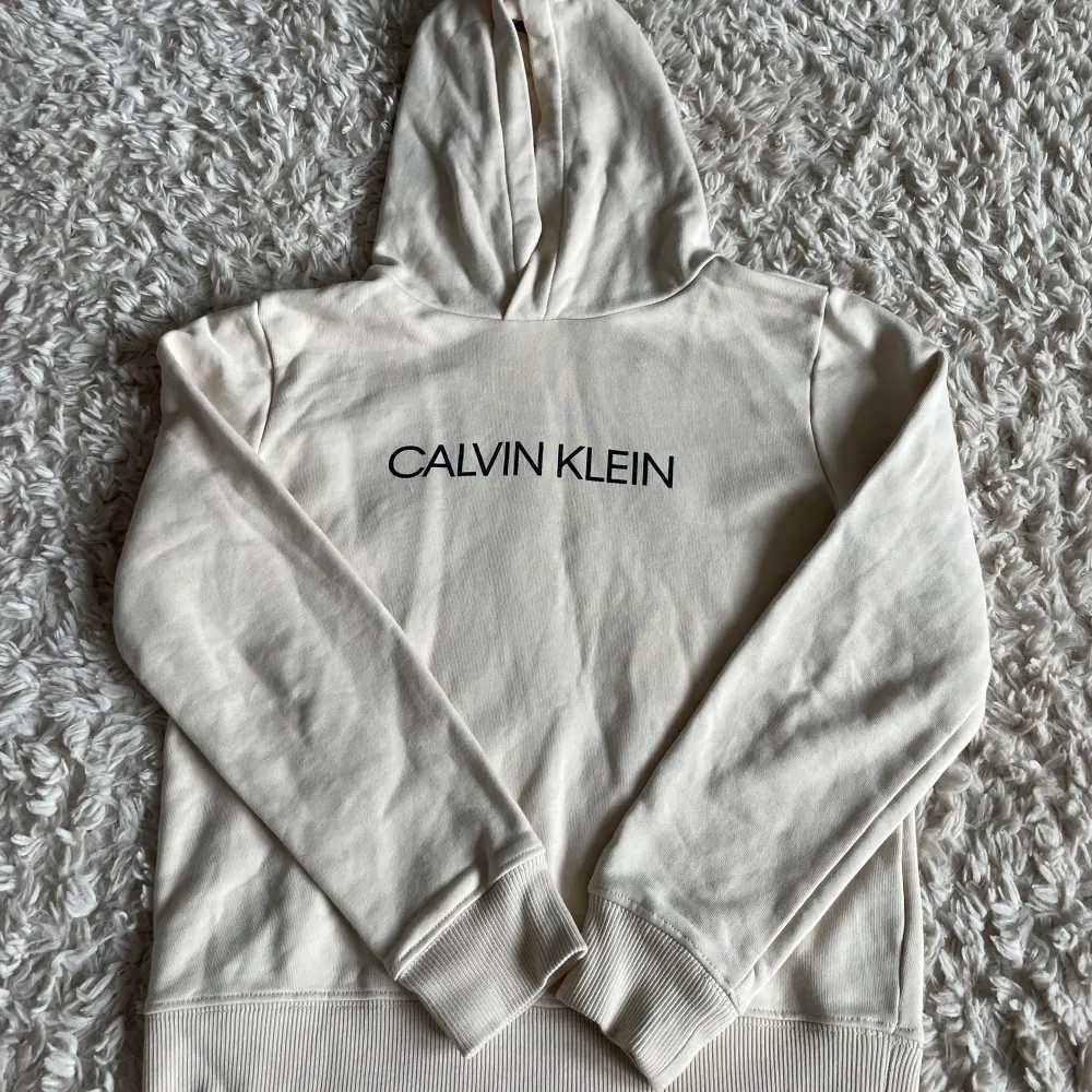 Säljer min fina Calvin Klein hoodie, för att den inte passar. Den är i ett gott skick även om den är använd några gånger😍. Köpt för 700kr. OBS! Köparen står för frakten.❤️. Hoodies.