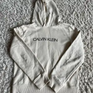Säljer min fina Calvin Klein hoodie, för att den inte passar. Den är i ett gott skick även om den är använd några gånger😍. Köpt för 700kr. OBS! Köparen står för frakten.❤️