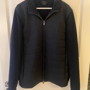 Massimo dutti Cardigan  - En snygg cardigan från Massimo dutti i bra skick. Storleken är XL men sitter som L. Modellen är 190 cm och väger 80 kg. Tveka inte på att höra av dig vid frågor :)