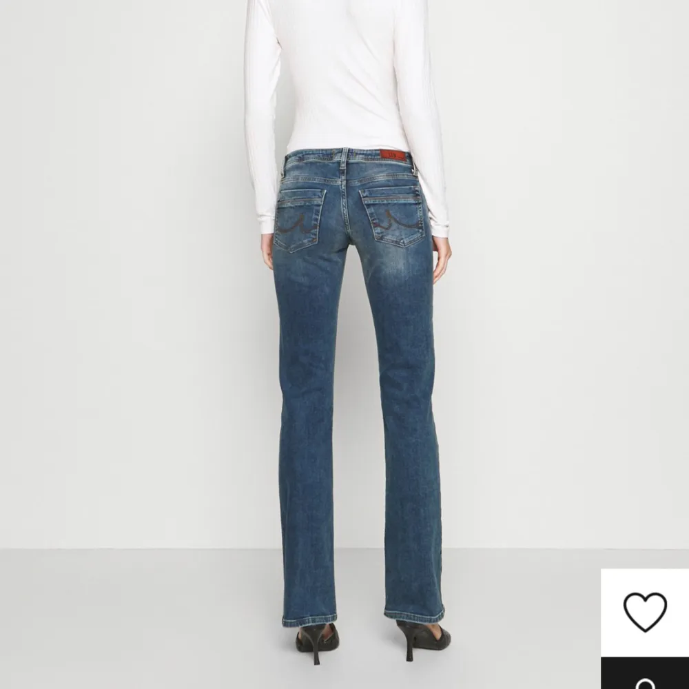Lågmidjade bootcut jeans ifrån LTB, storlek 25x34🫶Jag är 173 och de är bra i längden på mig😁. Jeans & Byxor.