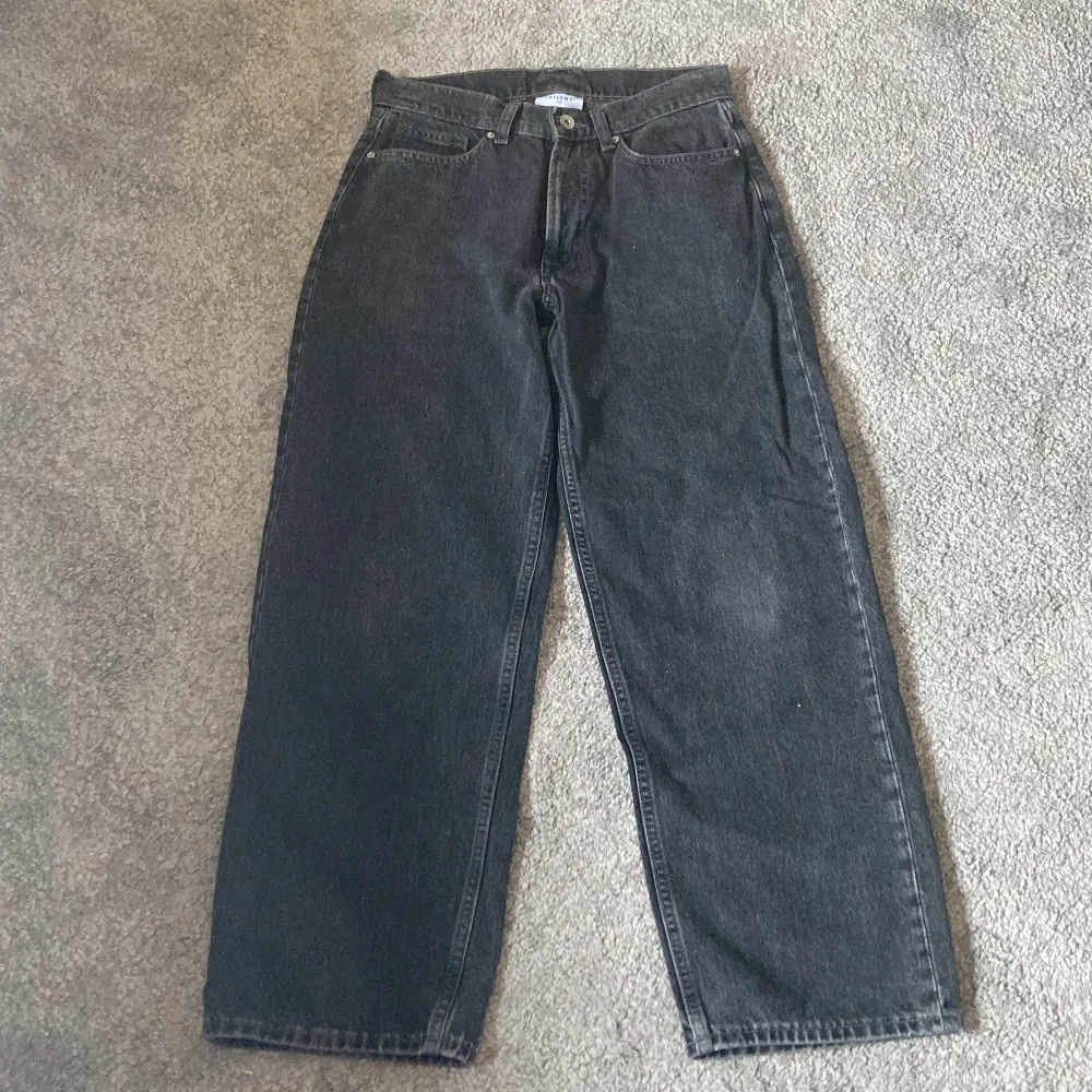 Säljer mina svarta/mörkgrå baggy jeans från Vailent då jag vuxit ur de. De är köpta på Carlings för 700kr.  Skick: 8/10 de är lite slitna längst ner på benen och är lite slitna på sidan av ena låret (se bild 3 och 4). Hör av dig vid frågor! :) . Jeans & Byxor.