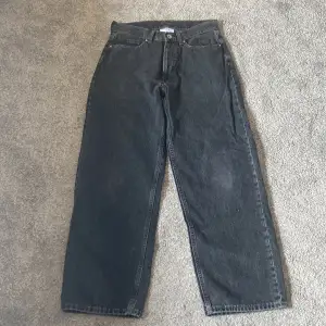Säljer mina svarta/mörkgrå baggy jeans från Vailent då jag vuxit ur de. De är köpta på Carlings för 700kr.  Skick: 8/10 de är lite slitna längst ner på benen och är lite slitna på sidan av ena låret (se bild 3 och 4). Hör av dig vid frågor! :) 