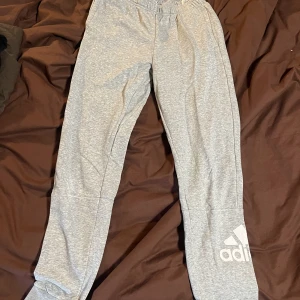 Adidas mjukisbyxor - Jättesköna, säljer pga ingen använding