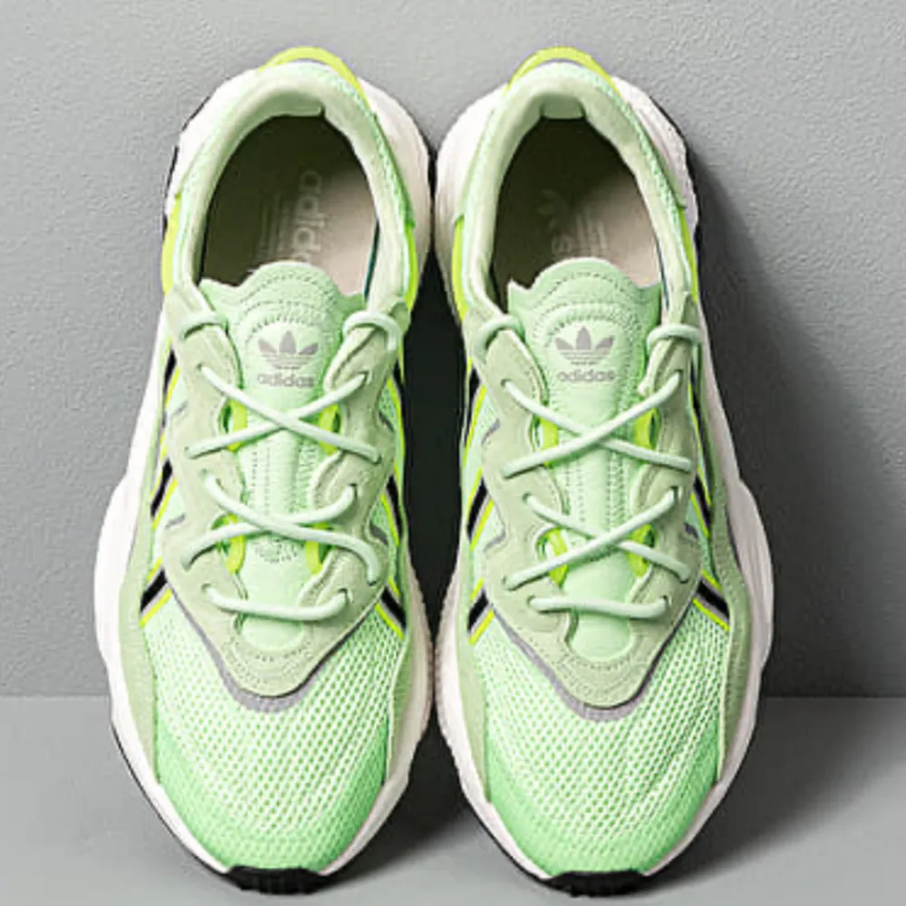 Snygga adidas ozweego glow green skor i str 38 2/3. I jättefint skick. Använda ca 3 gånger. Köpt för 1200. Skor.