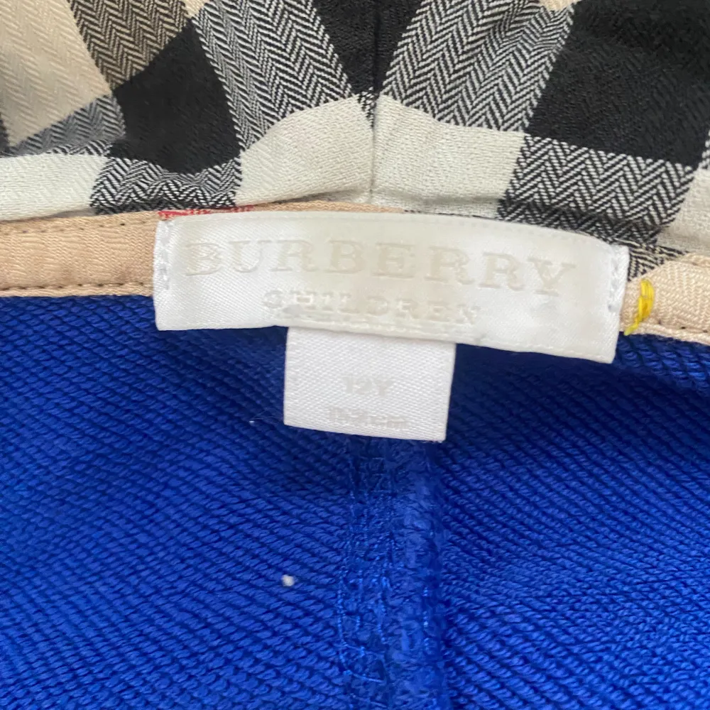 Burberry zip tröja i storlek 12. Tröjan är i väldigt bra skick. Ny pris ca 5000kr. Hoodies.