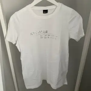 Vit T-shirt med silvrig text från Gina Tricot i storlek S. Använd fåtal gånger så mycket bra skick✨Köparen står för frakten, kan mötas upp i Kalmar!