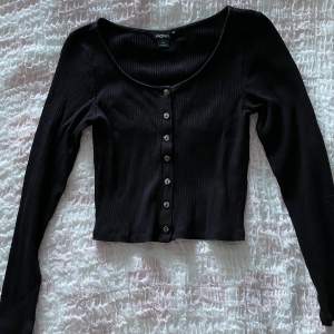 Croppad svart tröja från Monki, säljes då den inte passar mig längre, köpare betalar frakt🩷