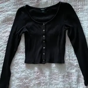 Croppad svart tröja från Monki, säljes då den inte passar mig längre, köpare betalar frakt🩷