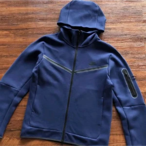 Nike tech fleece - Helt nytt och oanvänt skick. Jätte fin och i storlek XS i man storlek.