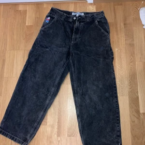 Big boys jeans - Ett par snygga big boy jeans, är i väldigt gott skick men dock lite slitage vid fötterna men det är det alltid på baggy jeans. Säljer pga att det inte är min stil längre.