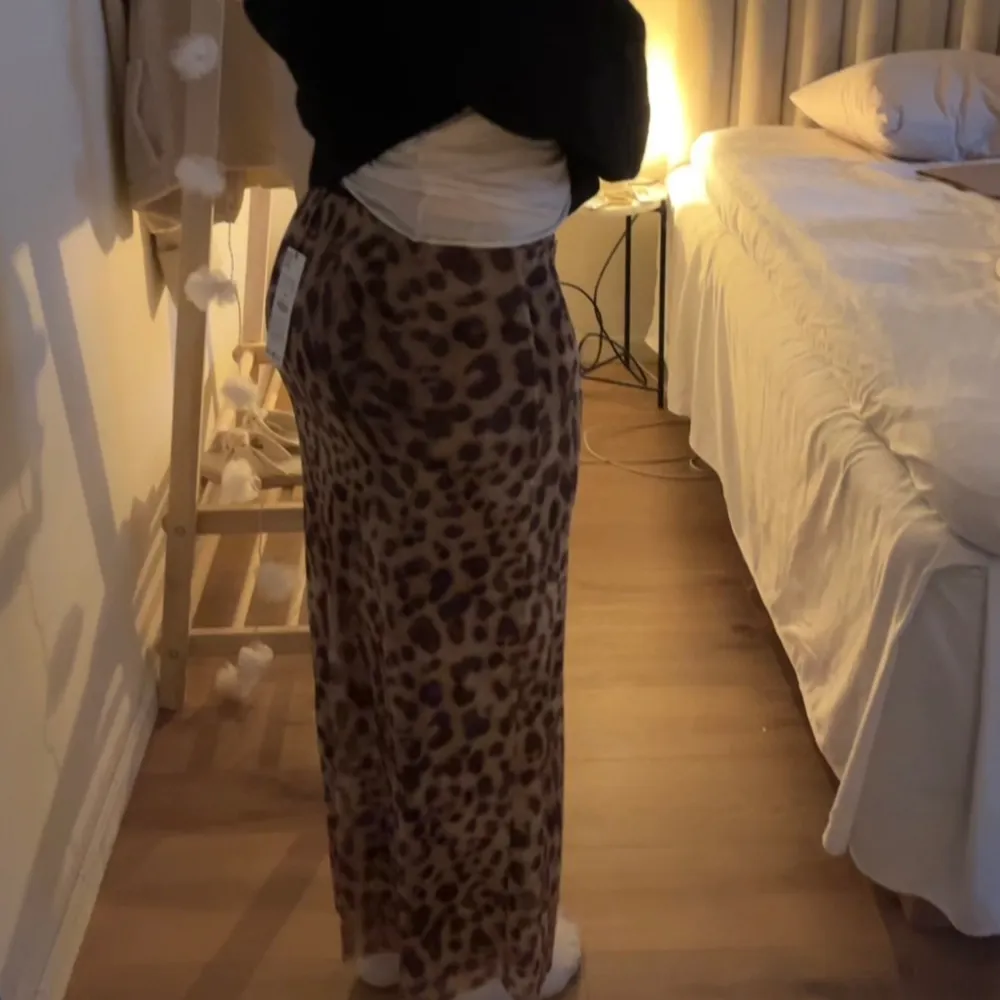 Slutsåld leopard kjol från zara i storlek M. Helt ny och prislappen finns kvar. . Kjolar.