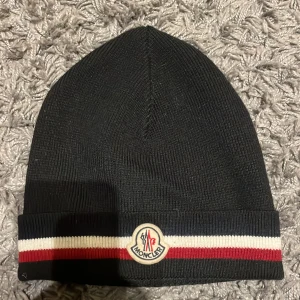 Moncler mössa - Moncler mössa, ska mötas i Stockholm Bra skick.  TAR BYTEN!